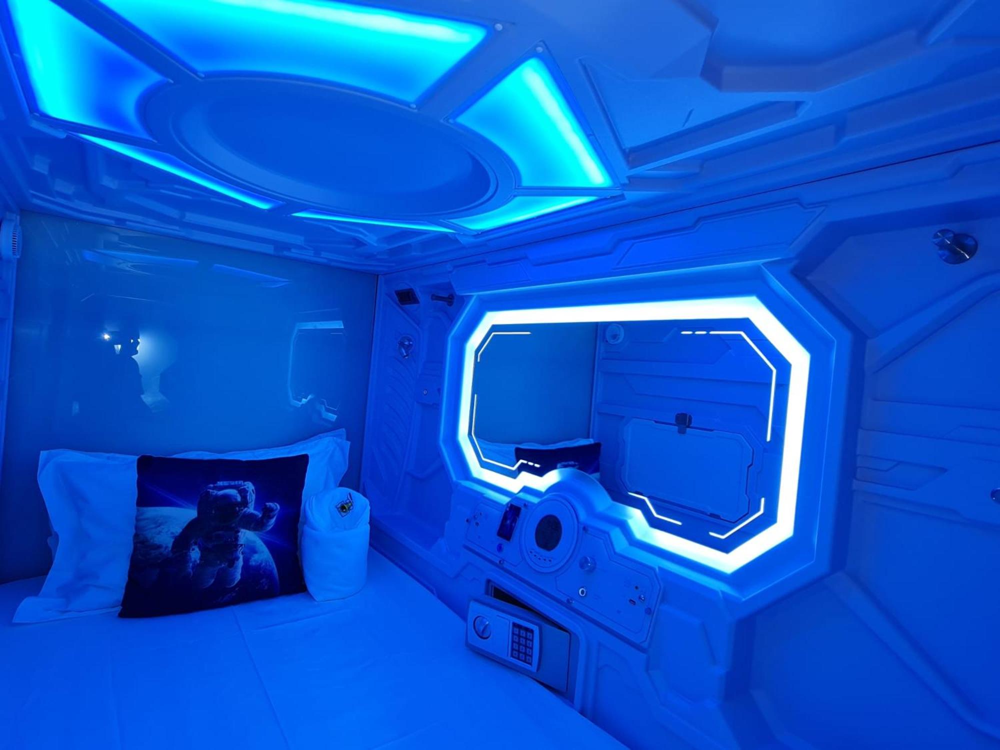 Galaxy Pods Capsule Hotel Boat Quay — photo 8
