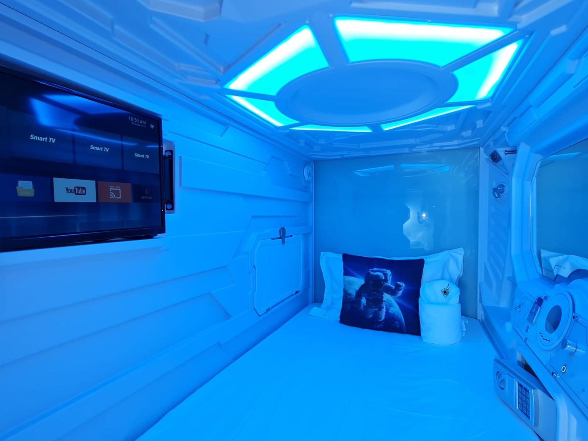 Galaxy Pods Capsule Hotel Boat Quay — photo 10