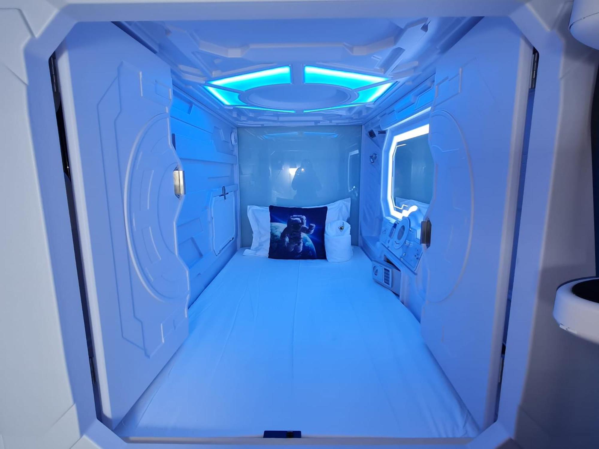 Galaxy Pods Capsule Hotel Boat Quay — photo 12