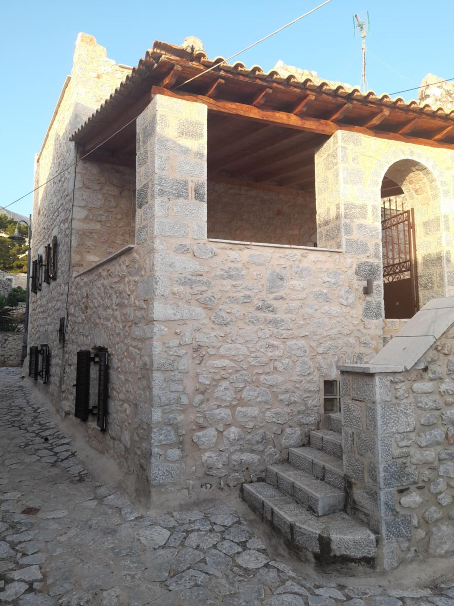 Stonehouse in Mani Penisula — thumbnail 3