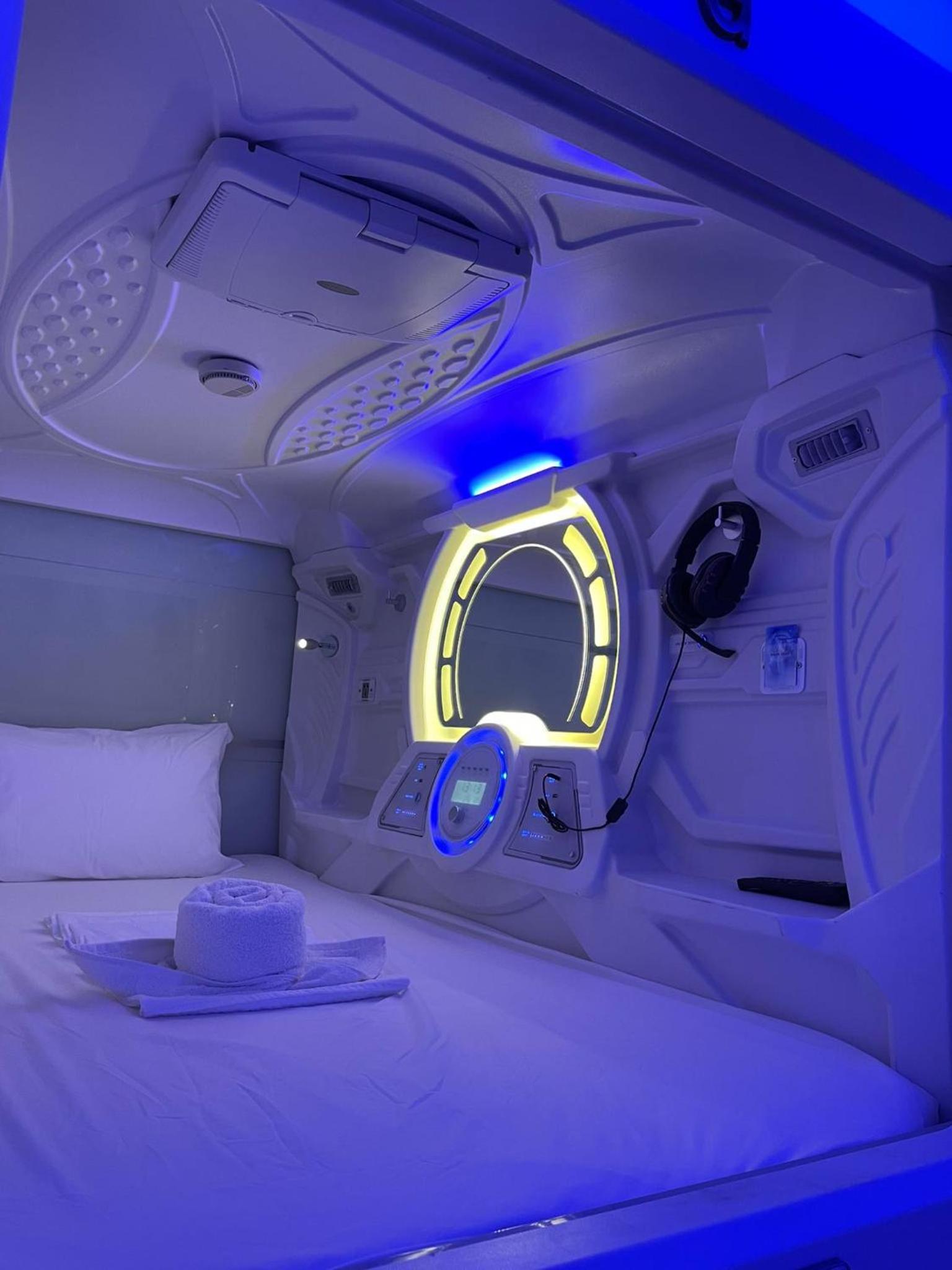 BMAX SPACEPODS sleep in space - 4mins from Mactan Airport — thumbnail 2
