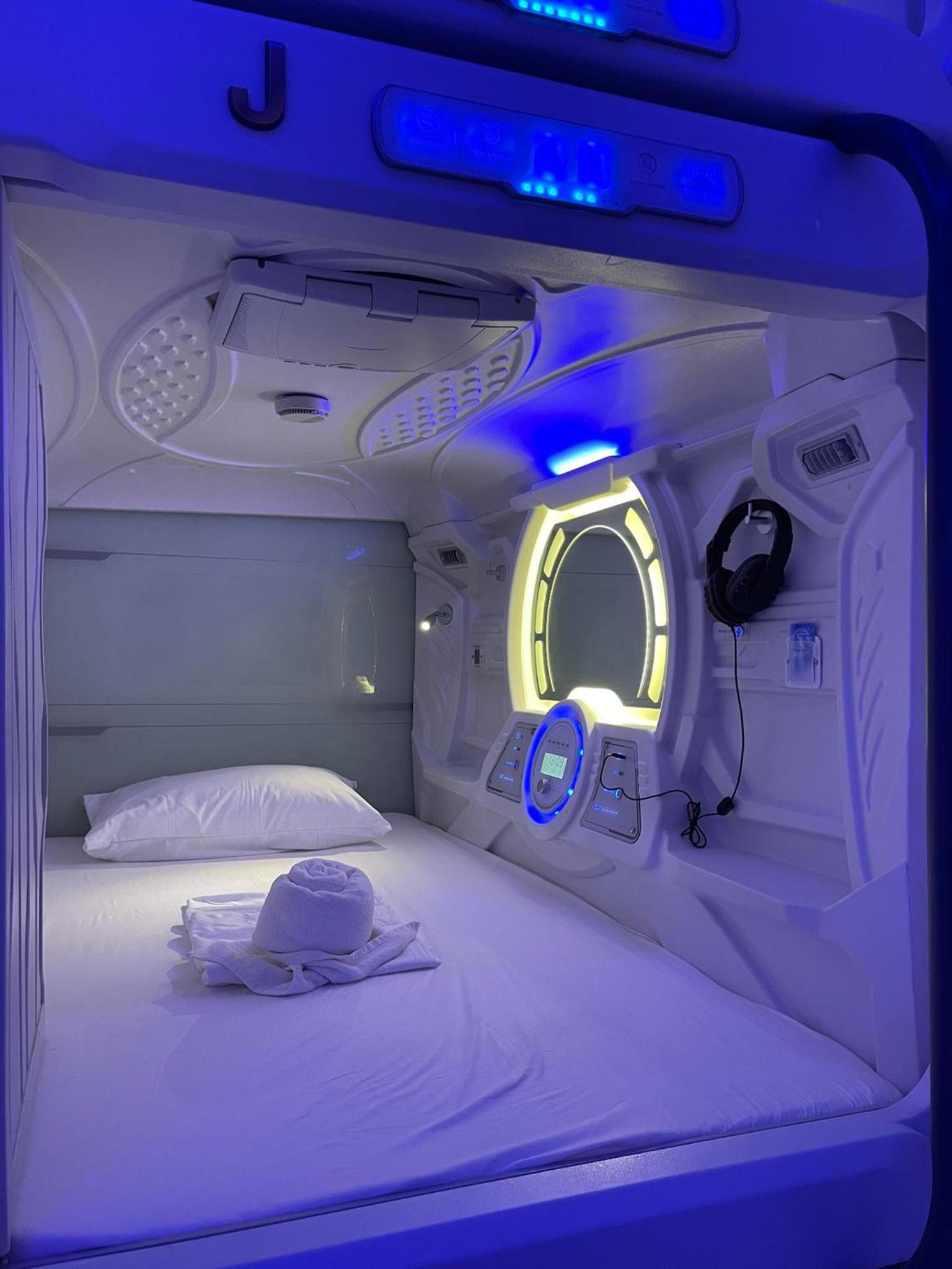 BMAX SPACEPODS sleep in space - 4mins from Mactan Airport — thumbnail 3