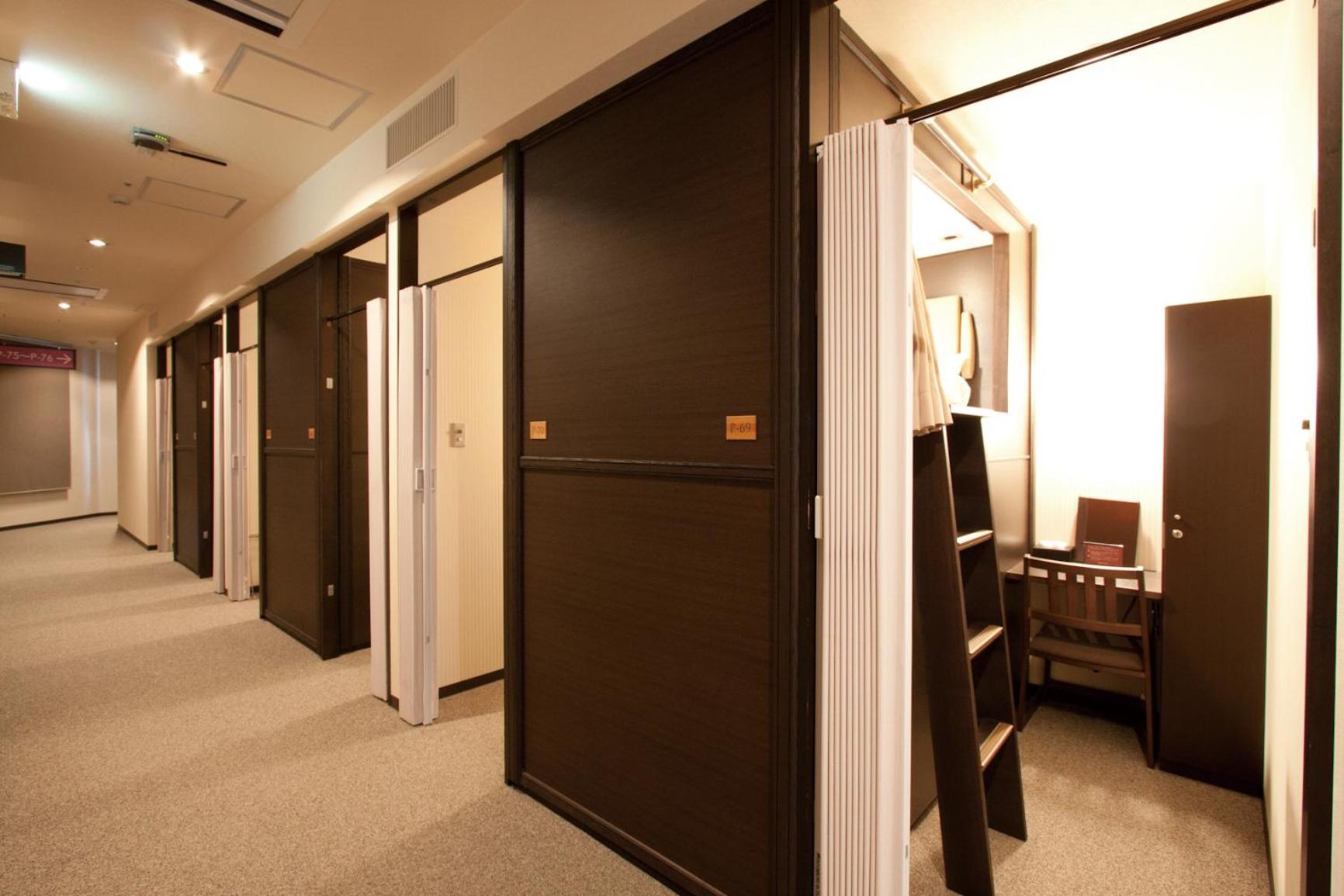 HEARTS Capsule Hotel & Spa Nakasu -Male only-