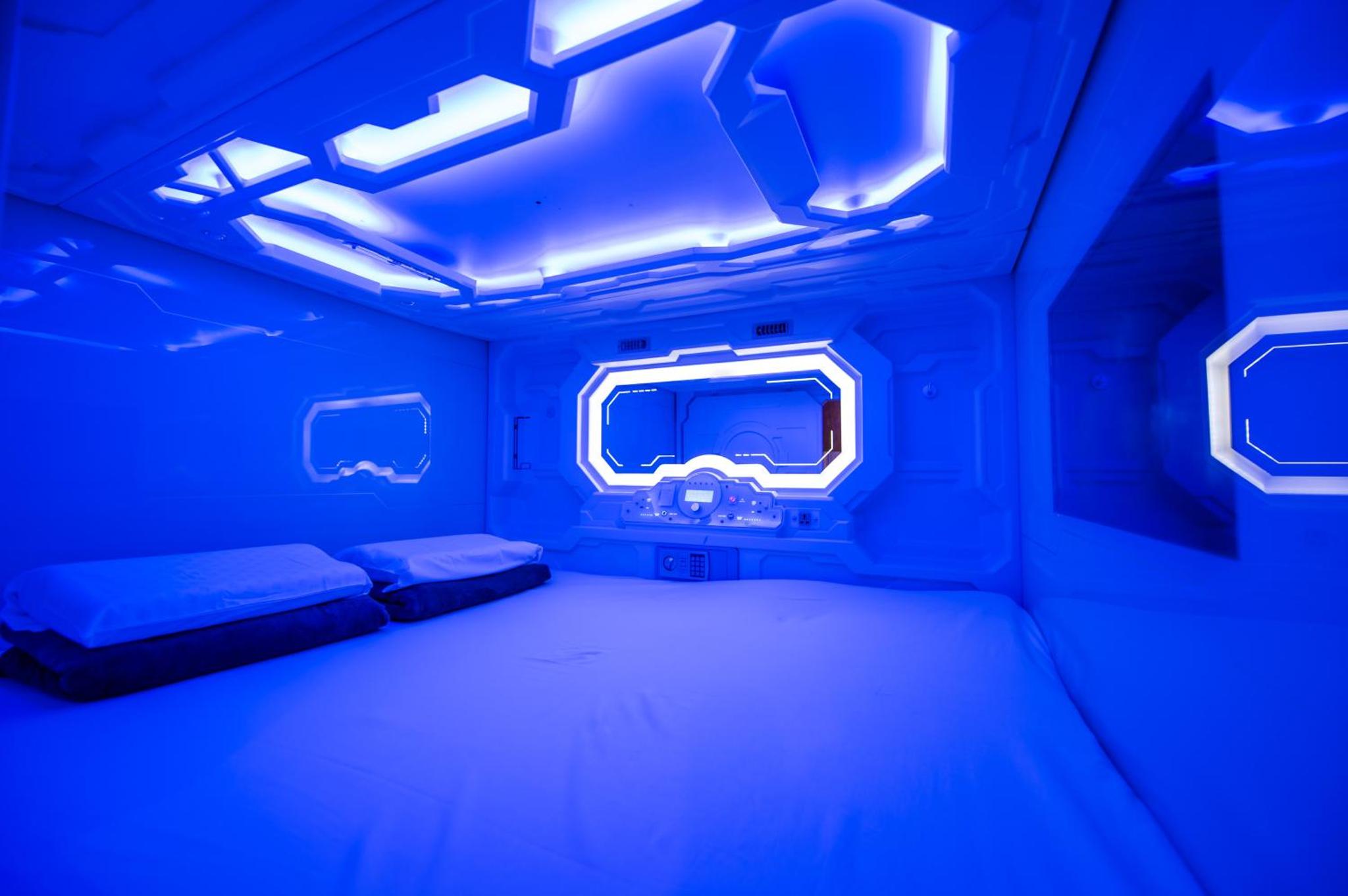 Space Q Capsule Hotel — thumbnail 3