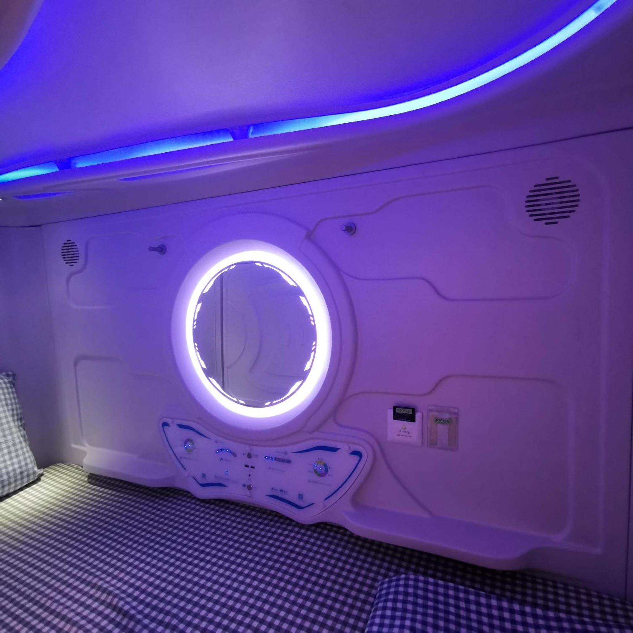 橙舍太空艙 TW Capsule Hostel — photo 2