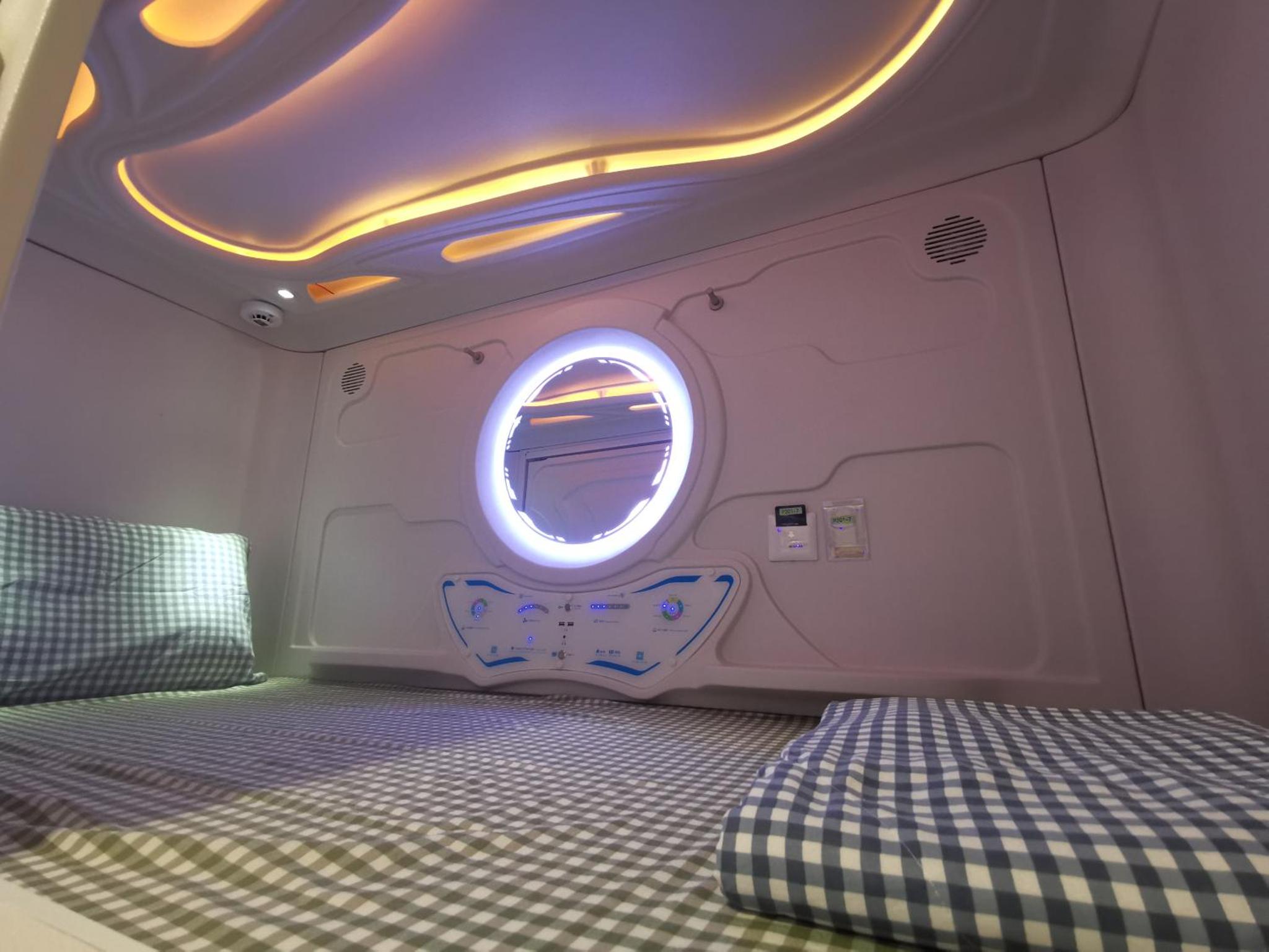 橙舍太空艙 TW Capsule Hostel — photo 3