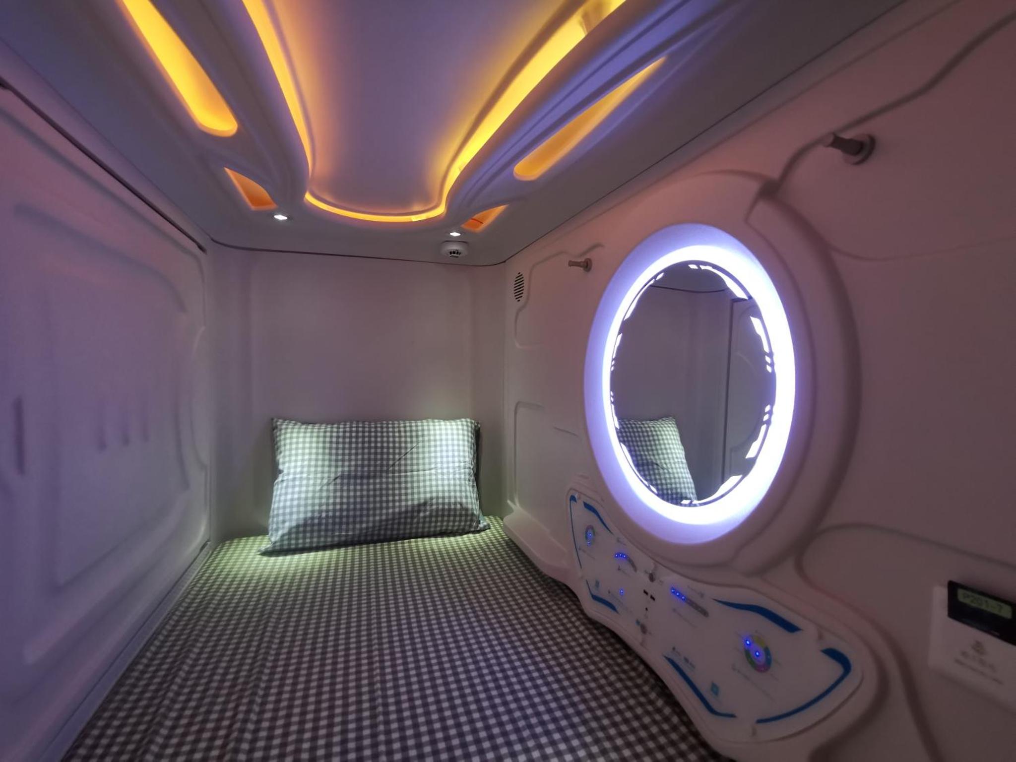 橙舍太空艙 TW Capsule Hostel — photo 4