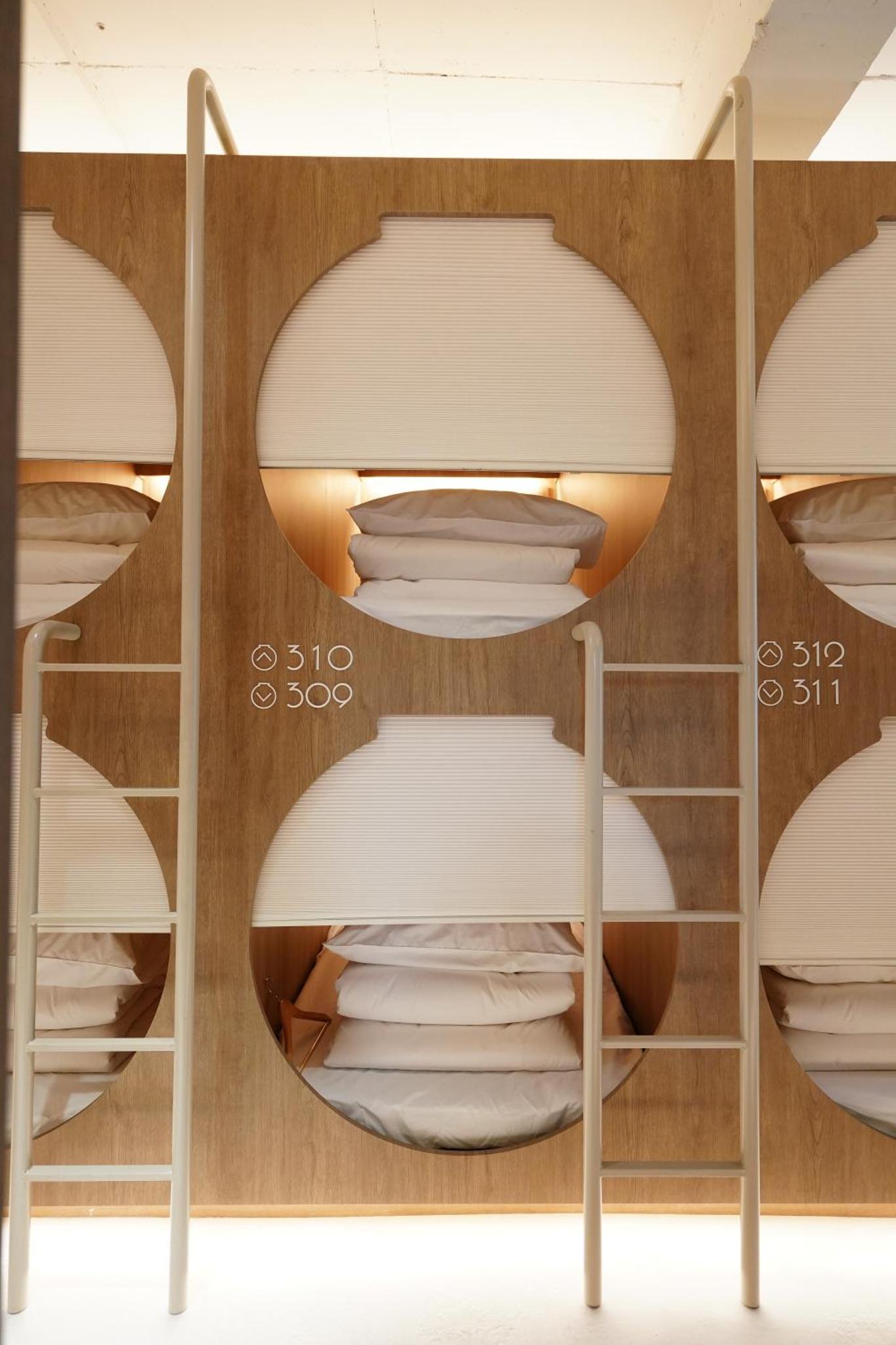 D A L Premium Capsule Hotel — photo 9
