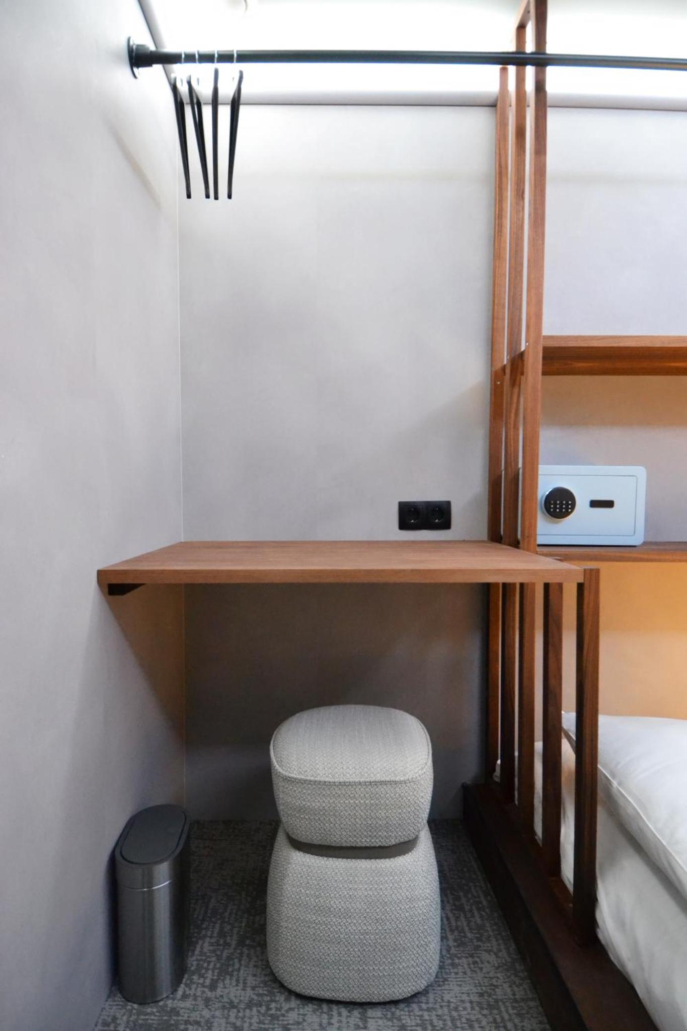 The Hyve Capsule hostel Amsterdam — photo 11