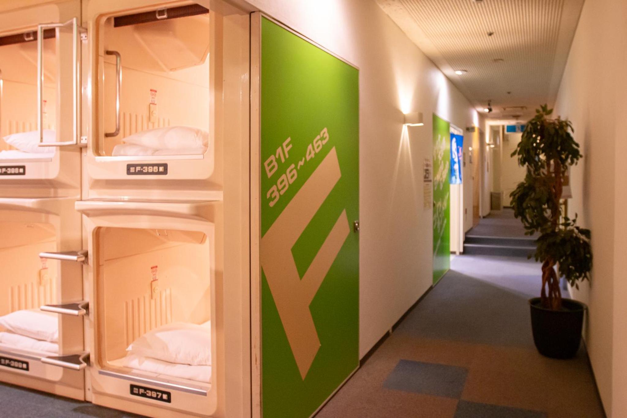 Capsule Hotel Asahi Plaza Shinsaibashi - Men's Only — thumbnail 4