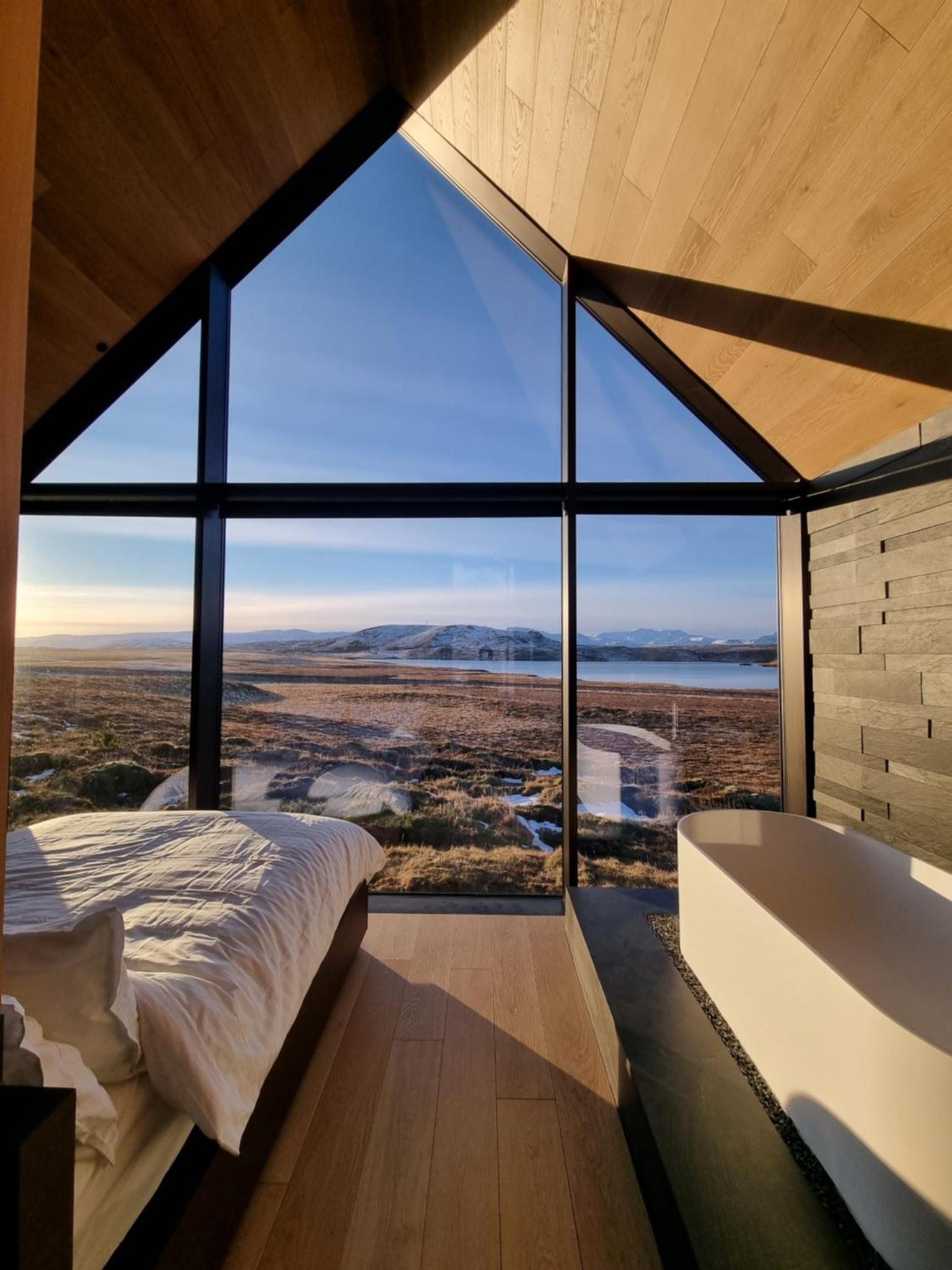 Iceland Lakeview Retreat — thumbnail 3