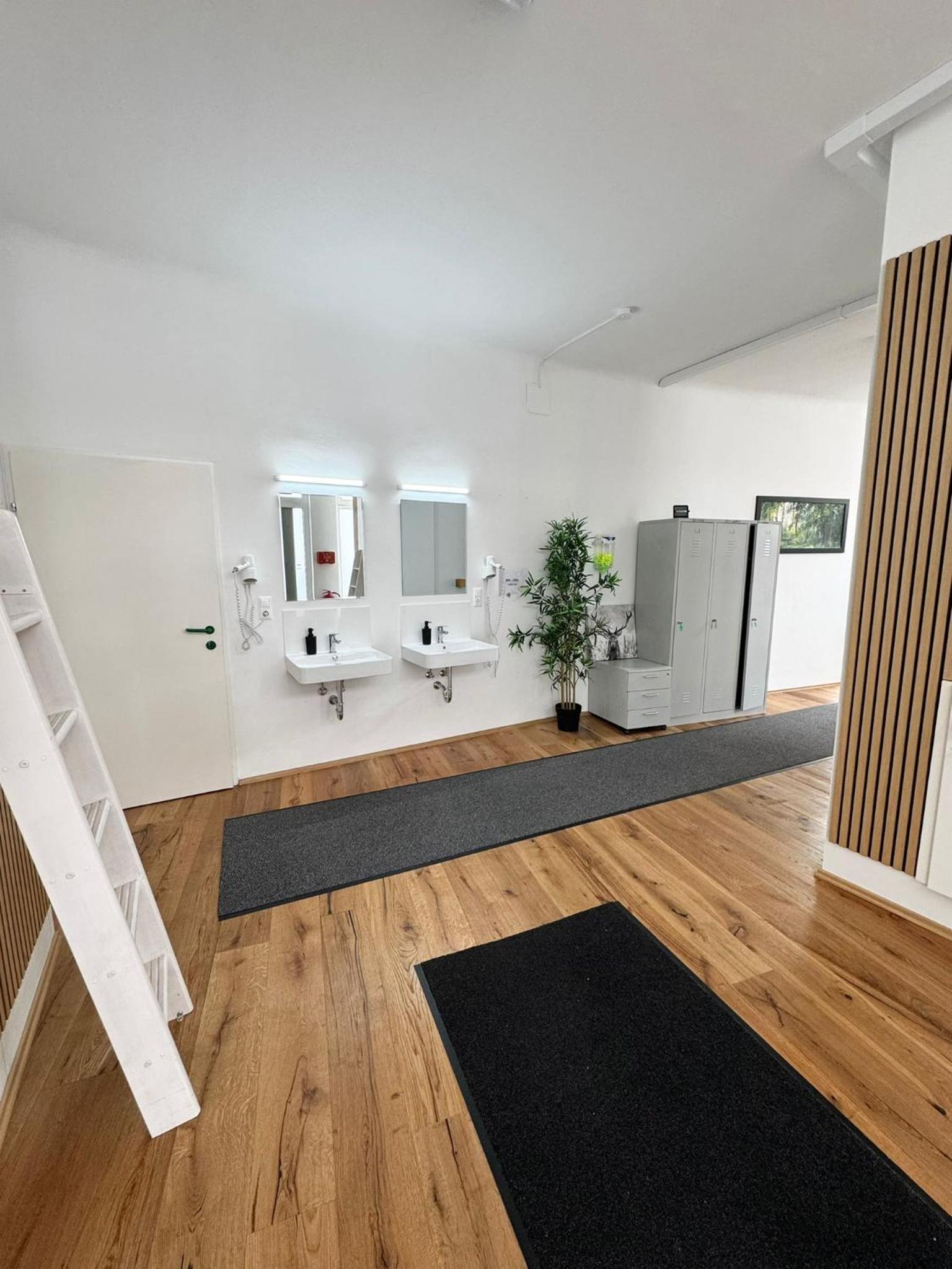 Robin Wood Capsule Hostel — photo 10