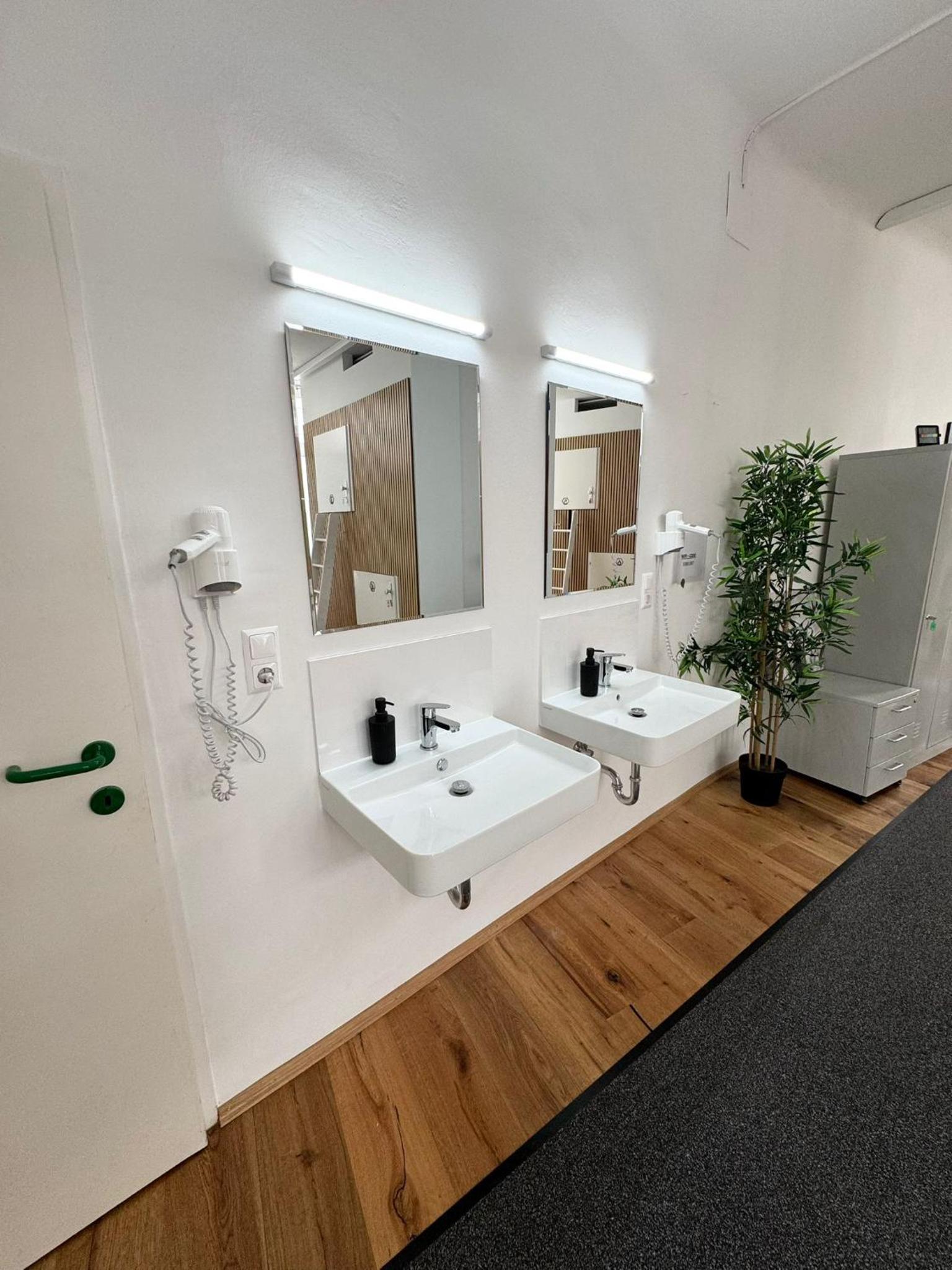 Robin Wood Capsule Hostel — photo 8
