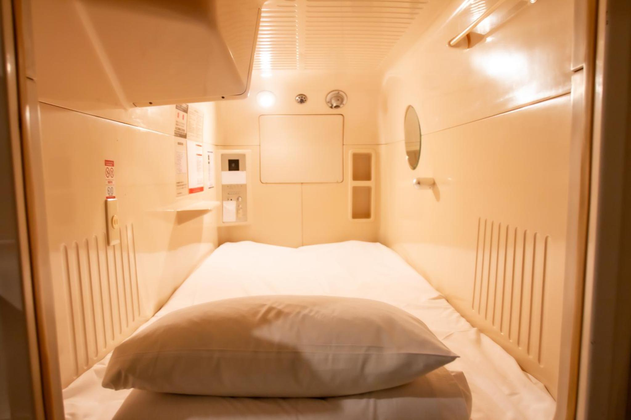 Capsule Hotel Asahi Plaza Shinsaibashi - Men's Only — thumbnail 2