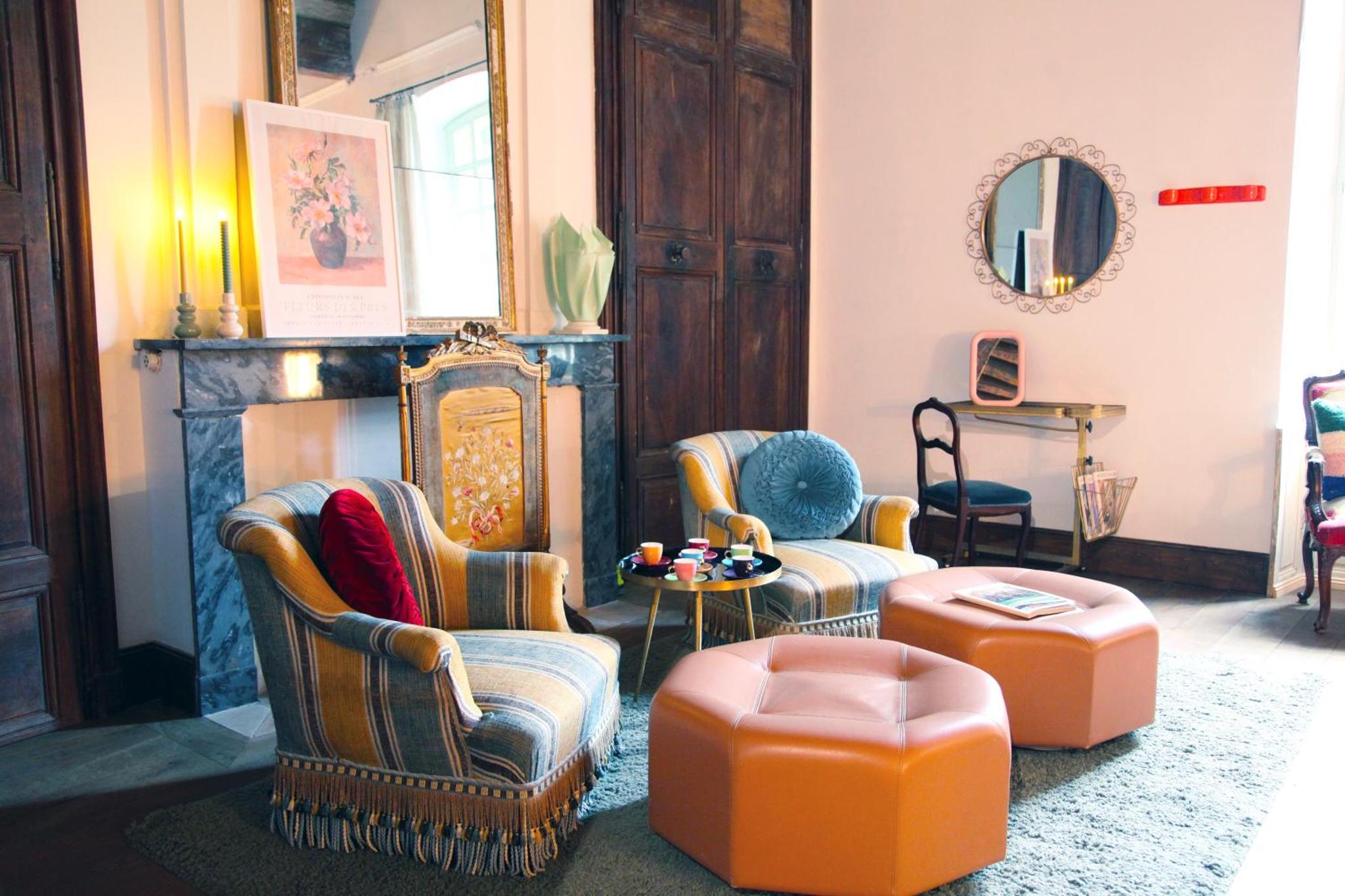 The Queen Room, the seating