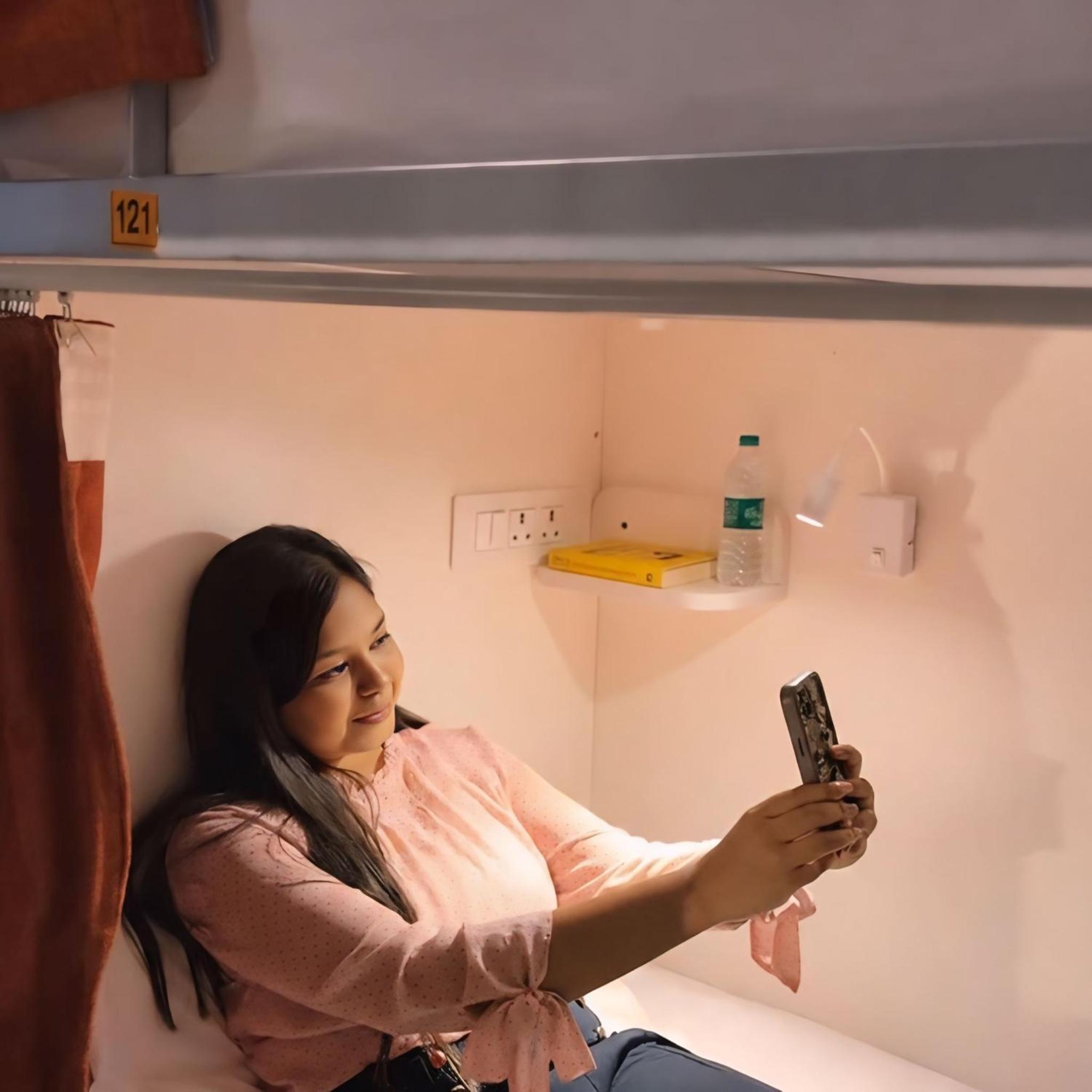 Metro POD Hotel at New Delhi Metro & Railway Station — thumbnail 4