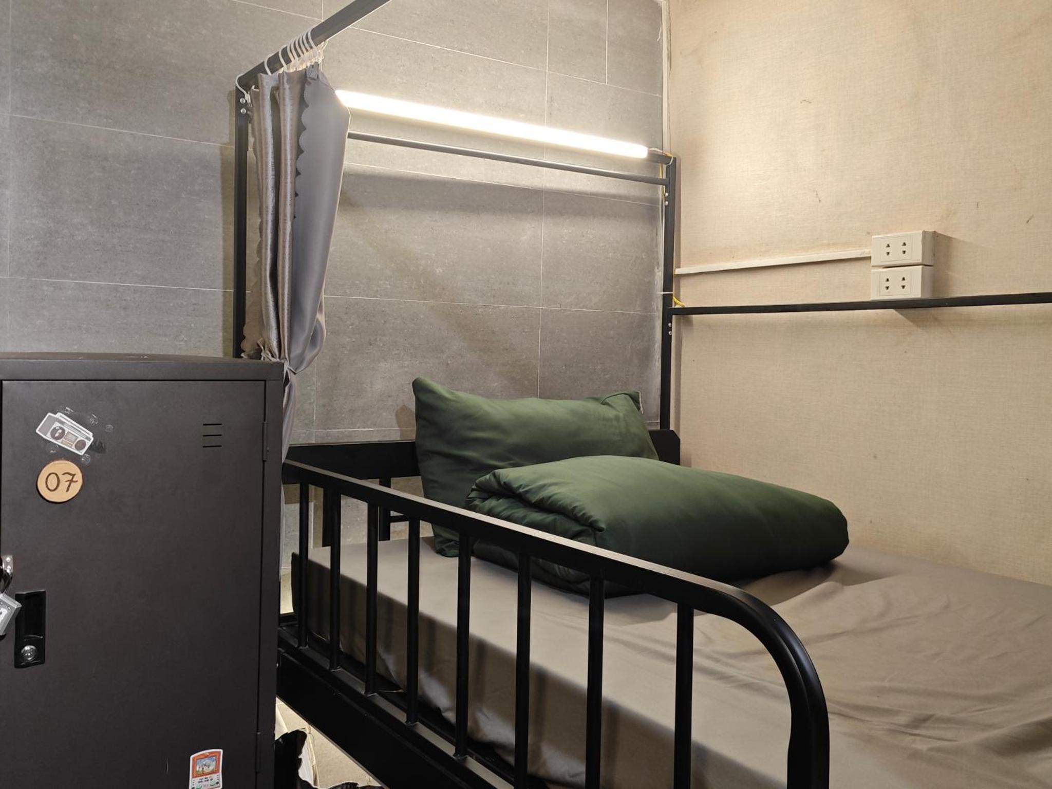 FEMALE DORM - 3 mins to Train street - Top Floor Hostel - Big bed