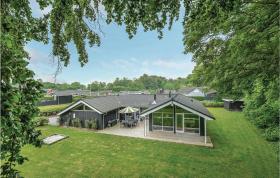 Amazing home in Aabenraa with 5 Bedrooms, Sauna and Swimming pool