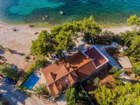 Deluxe Villa Sirena on the beach with Pool