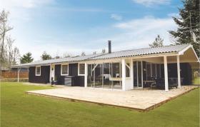 Awesome home in Frvang with 4 Bedrooms, Jacuzzi and Outdoor swimming pool