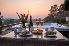 Blueberry Hills On Comleroy Farmstay - B&B and Self-Contained Cottages