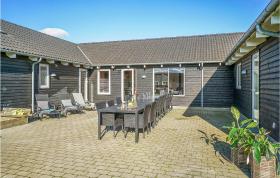 Nice home in Sydals with WiFi, Indoor swimming pool and Jacuzzi