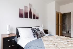 Zen Modern 2 Bedroom Apartment close to city centre ideal for a group of 4-6