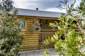 Laurel Lodge - 2 Bedroom Log Cabin - St Florence