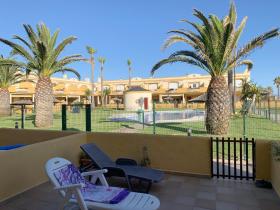 Apartamento primera linea de playa con piscina.