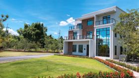 Yellow Pui & Railway Inn