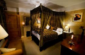 The Old Registry, Bar & rooms