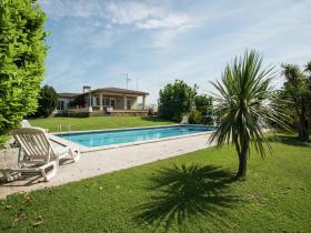 Deluxe Villa in Urbanitzaci Bon Relax near Beach