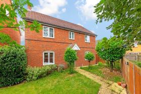 Stunning 5-Bed Detached House in Bedford