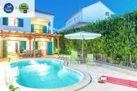 Villa Mare, free breakfast, 80 m from sea