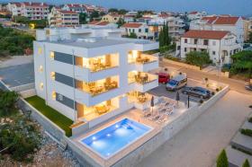 Sara luxury apartment with a pool