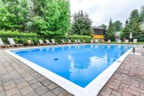 Townhouse on the Golf with Pool Access - Borealis 216 - Free shuttle to Tremblant Resort