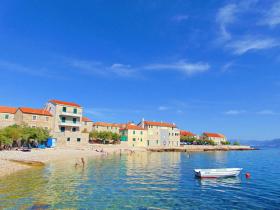 Beachfront apartment with big terrace and garden