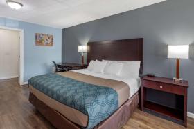 Econo Lodge Inn & Suites South Sandusky