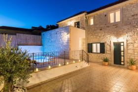 Marivilla in Selca with heated pool