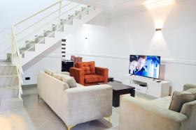 Berrywood Stylish 2-bedroom fully serviced Maisonette