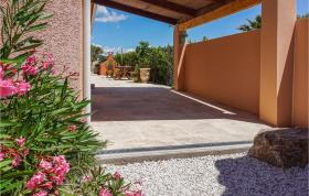 Amazing home in Creissan with 5 Bedrooms, WiFi and Outdoor swimming pool