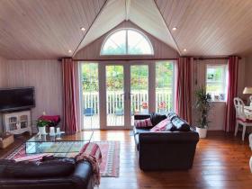 Holiday Lettings Beech Lodge - Stunning 6-Bed King