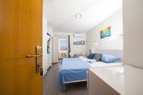 Apartments Ankica, beach located, sea view, free parking