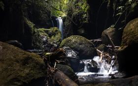 Cabaña en el bosque, con cascada y rio propio.