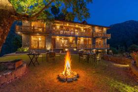 StayVista at The Hideaway Cottage with Indoor Jacuzzi