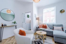 Rest&Recharge @ Windsor House (2 Bedrooms, 4 Beds, Free Parking)