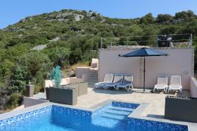 Spacious Robinson House Iris With Pool