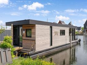 Brand new Boathouse on the water in Stavoren with a garden