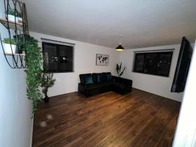 Impeccable 2-Bed Apartment in Grays London
