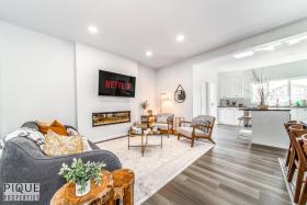 Elegant 4 BDRM Ravine Home I w King Bed I Fireplace I Foosball & Fast WiFi!